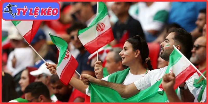 Iran nhận sự cổ vũ cuồng nhiệt trước ngày lên đường dự World Cup 2026 2 CĐV Iran tiếp lửa tuyển nhà trước World Cup